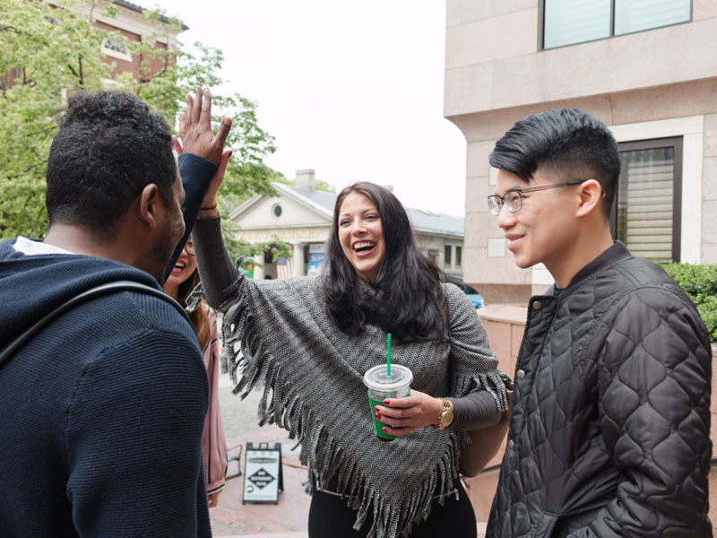 Sprachschüler der EC Boston begrüssen sich vor dem Schulgebäude