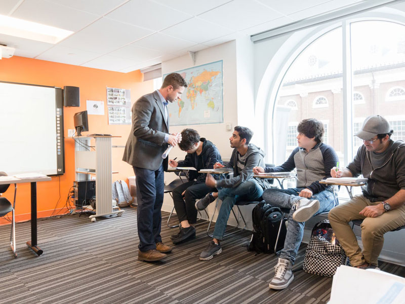 Englischunterricht mit internationaler Lerngruppe an der EC Boston