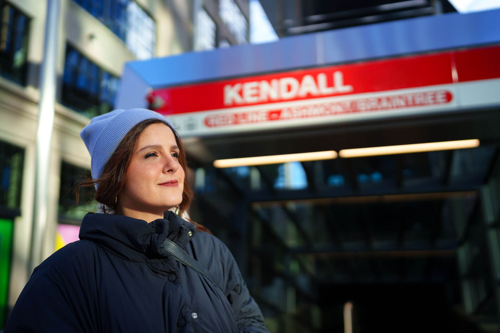 Sprachstudentin in Boston vor der U-Bahn-Station Kendall