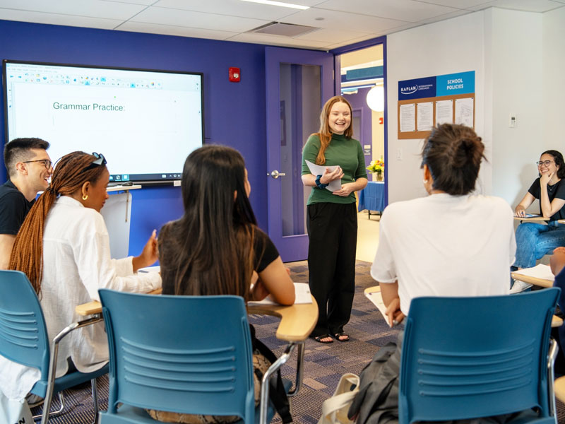 Englischunterricht in einem modernen Klassenraum der Kaplan Boston