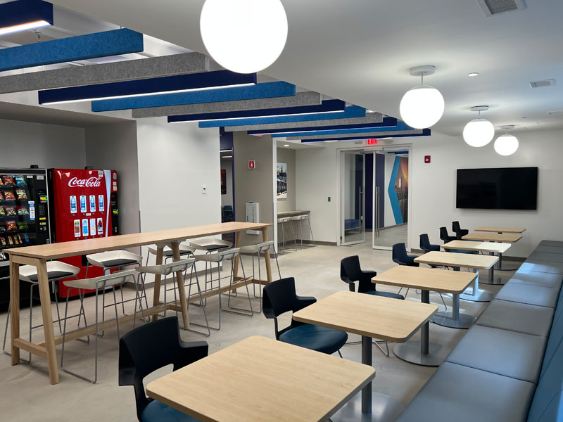 Aufenthaltsraum der Kaplan Boston Sprachschule mit Sitzgelegenheiten und Snackautomaten