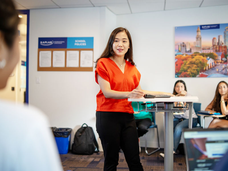 Lehrerin unterrichtet internationale Sprachschüler in der Kaplan Boston