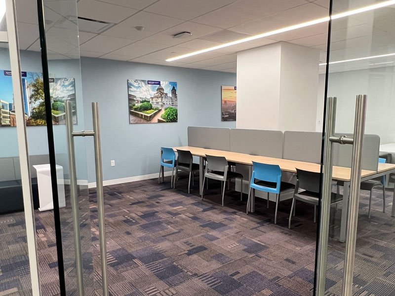 Lern- und Arbeitsbereich mit Tischen in der Kaplan Boston Sprachschule