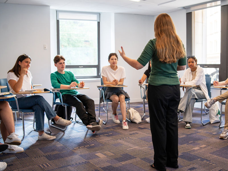 Englischklasse an der Kaplan Boston mit aktiver Unterrichtsteilnahme