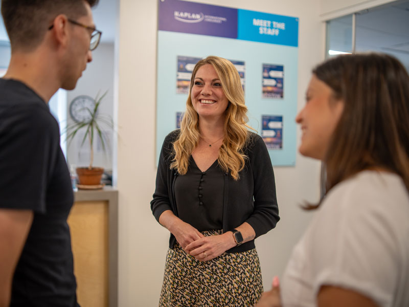 Mitarbeitende der Kaplan Boston im Austausch mit Studierenden