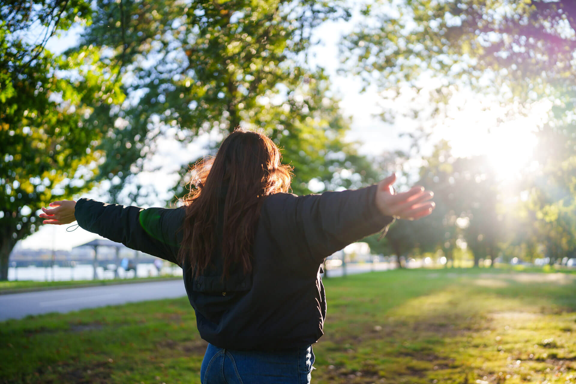 Sprachreisende geniesst den Sonnenschein im Park in Boston nach dem Sprachunterricht
