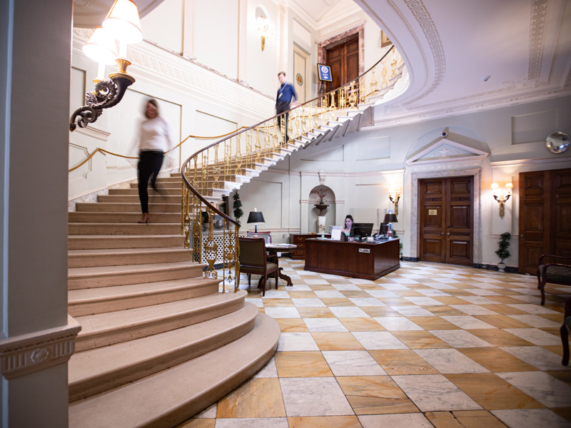 Empfangsbereich und Treppenhaus des Fisher College in Boston