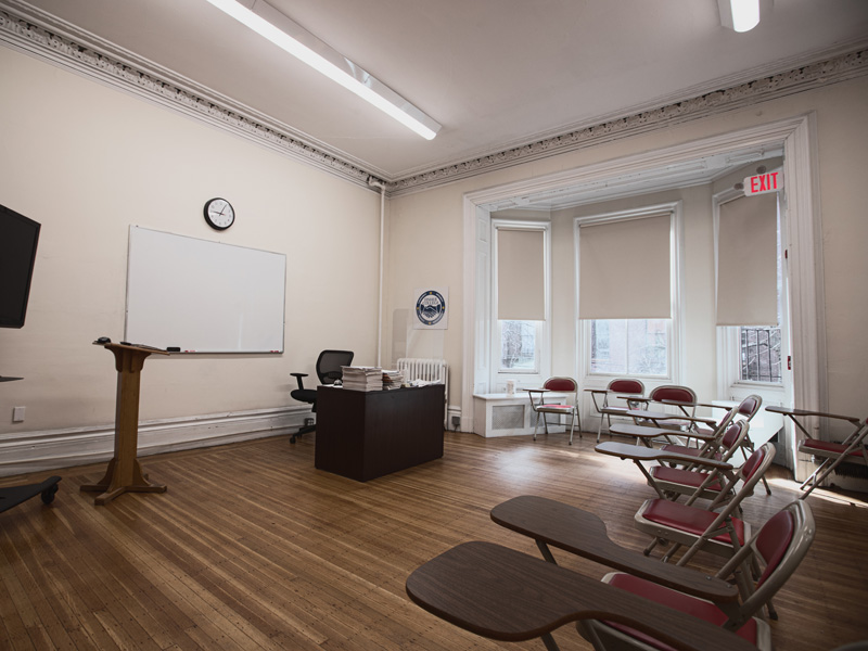 Klassenzimmer der Kings Boston Sprachschule mit Holzboden und Whiteboard