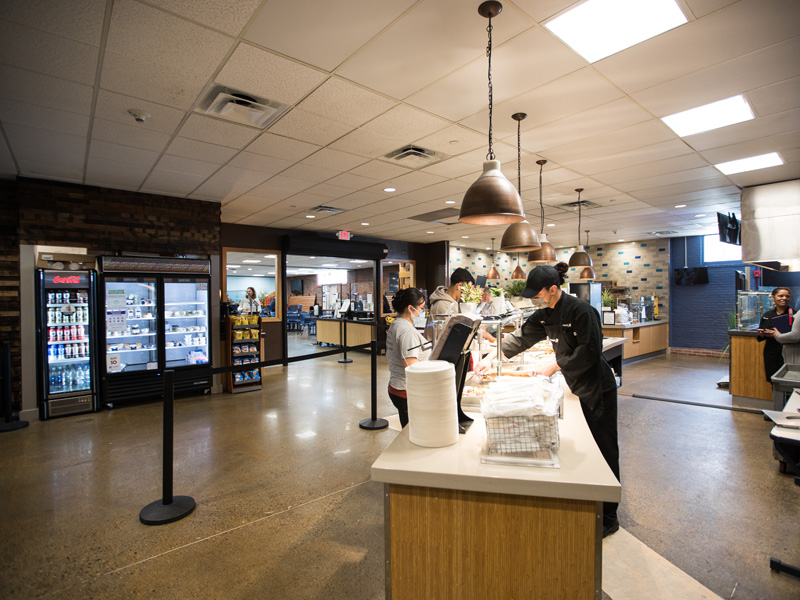 Cafeteria des Fisher College mit Studierenden und Thekenbereich