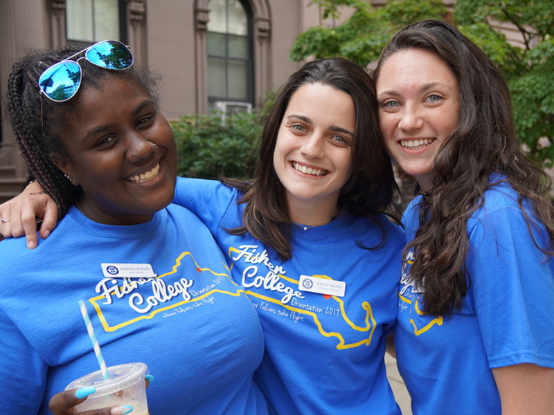 Sprachschülerinnen der Kings Boston Sprachschule im College-Garten
