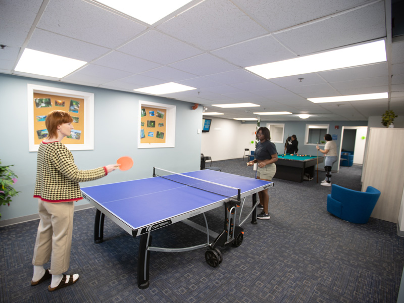 Freizeitbereich mit Tischtennis und Billardtisch im Fisher College Boston