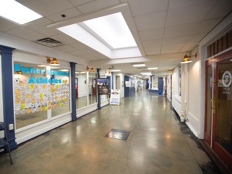 Flur mit Informationsbereichen und Student Services im Fisher College Boston