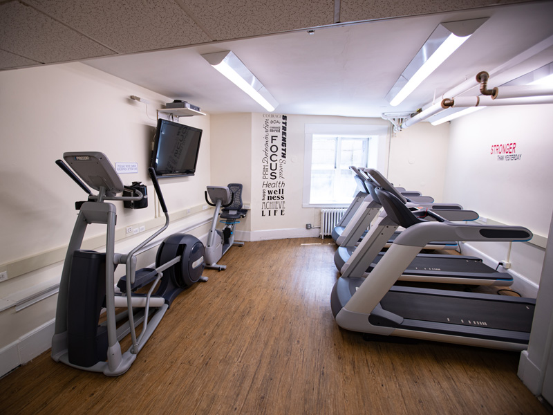 Fitnessraum des Fisher College Boston mit modernen Geräten