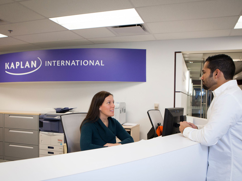 Empfangsbereich der Kaplan Chicago Sprachschule mit Beratungsgespräch