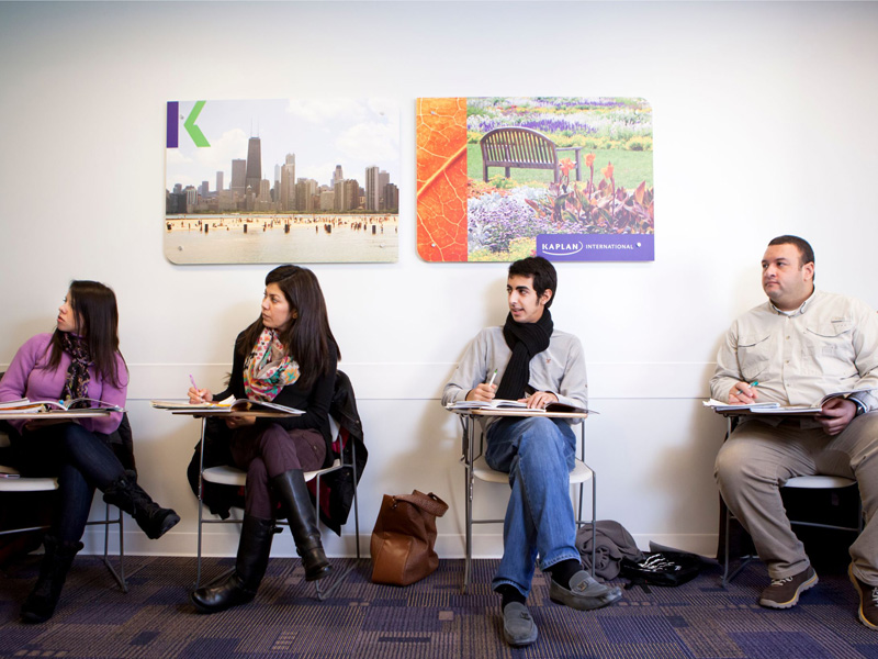 Sprachschüler im Unterricht an der Kaplan Chicago