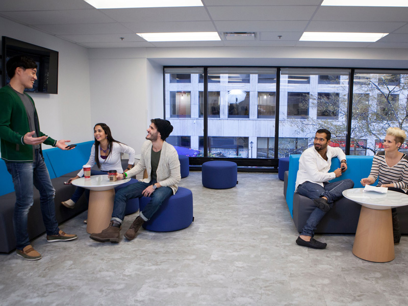 Internationale Studierende im Gemeinschaftsraum der Kaplan Chicago