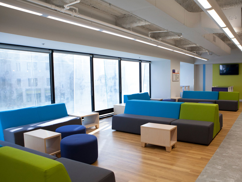 Aufenthaltsraum der Kaplan Chicago Sprachschule mit modernen Sitzgelegenheiten