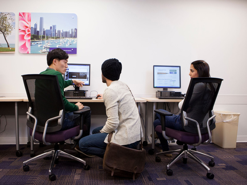 Sprachstudenten nutzen Computerarbeitsplätze an der Kaplan Chicago