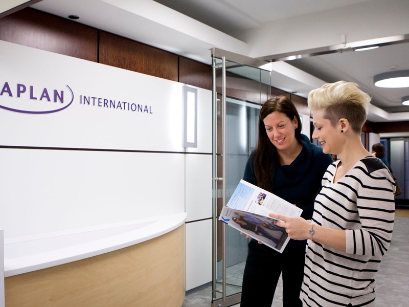 Beratungsgespräch im Eingangsbereich der Kaplan Chicago Sprachschule
