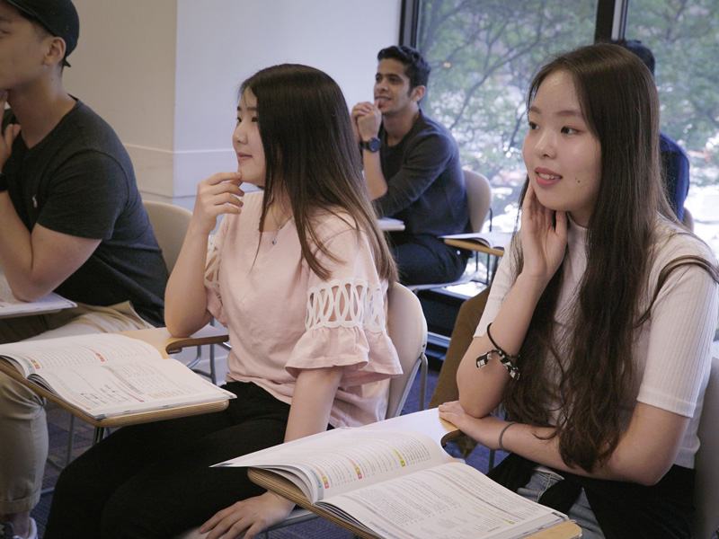 Englischunterricht in der Kaplan Chicago mit internationalen Teilnehmenden
