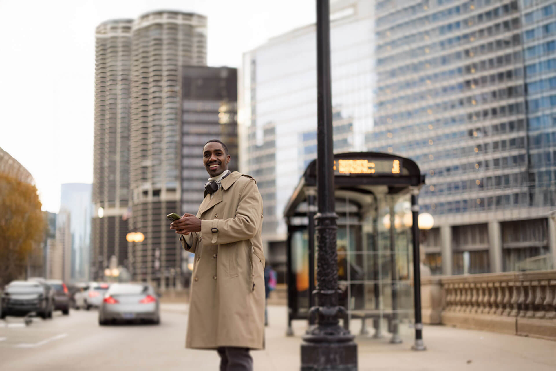Sprachreisender in der Innenstadt von Chicago mit moderner Skyline im Hintergrund