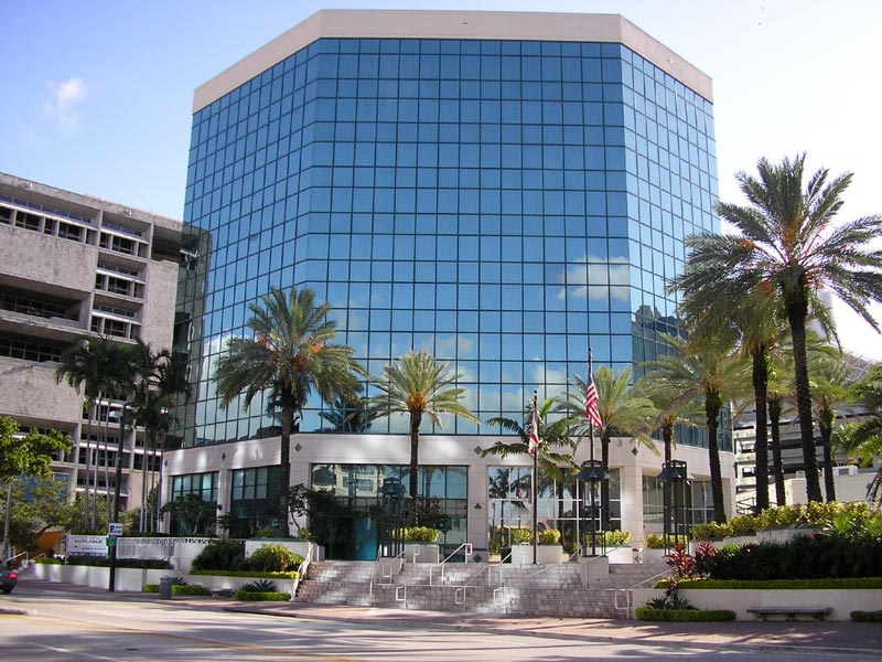 Modernes Gebäude der Sprachschule The Language Academy in Fort Lauderdale mit Glasfassade und Palmen