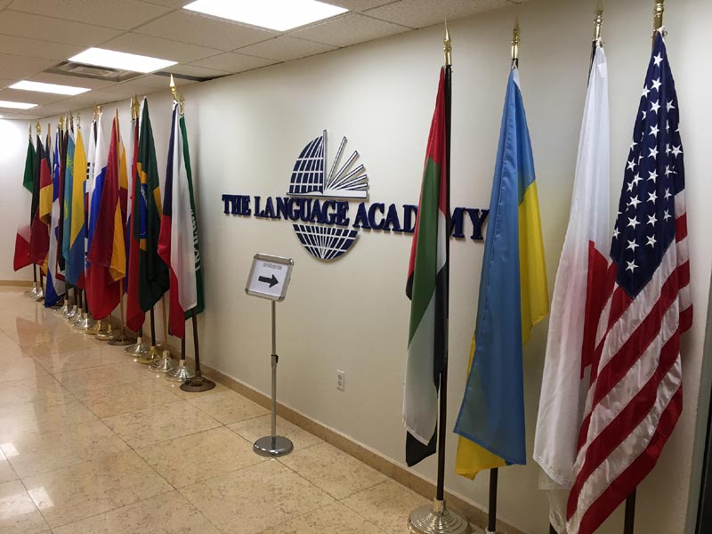 Flur der The Language Academy mit internationalen Flaggen aus verschiedenen Ländern