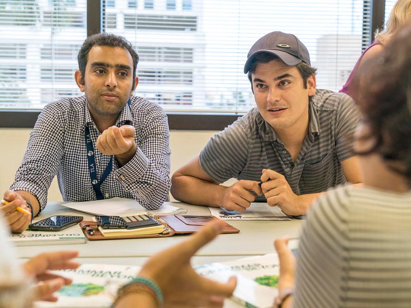 Sprachschüler bei einer Gruppendiskussion im Unterricht an der The Language Academy