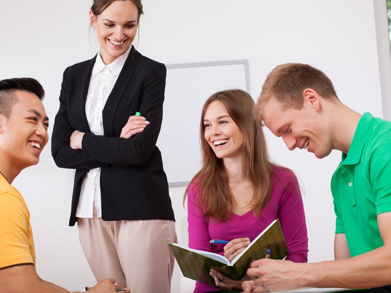 Lehrerin unterrichtet motivierte Sprachschüler an der The Language Academy