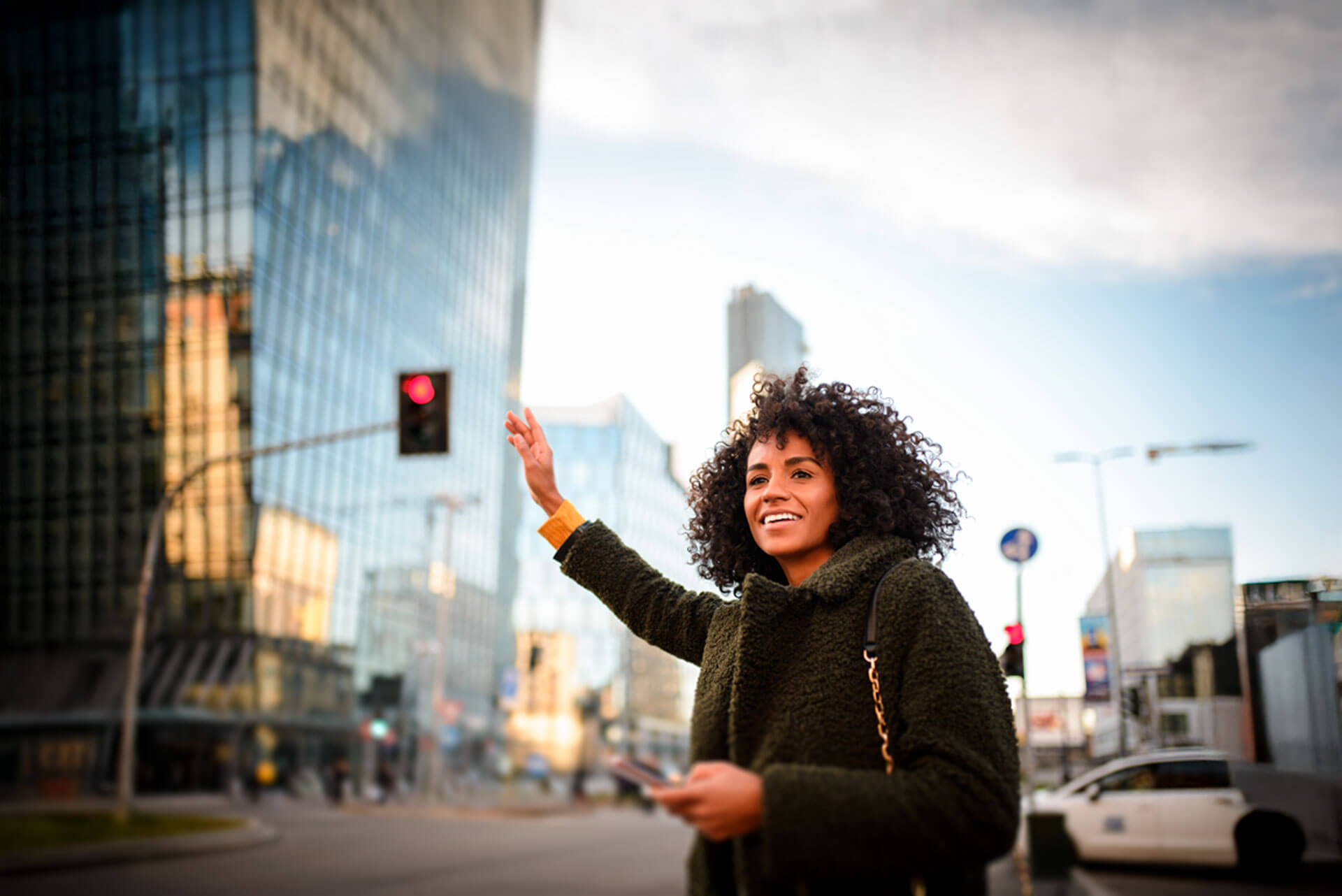Frau unterwegs in einer amerikanischen Stadt während ihres Haus des Lehrers Sprachaufenthalts