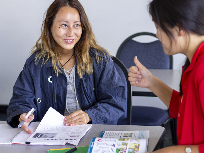 Zwei Sprachschülerinnen der Global Village Honolulu beim Lernen im Klassenzimmer