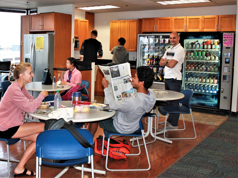 Aufenthaltsraum der Global Village Honolulu mit Sprachschülern beim Entspannen und Essen
