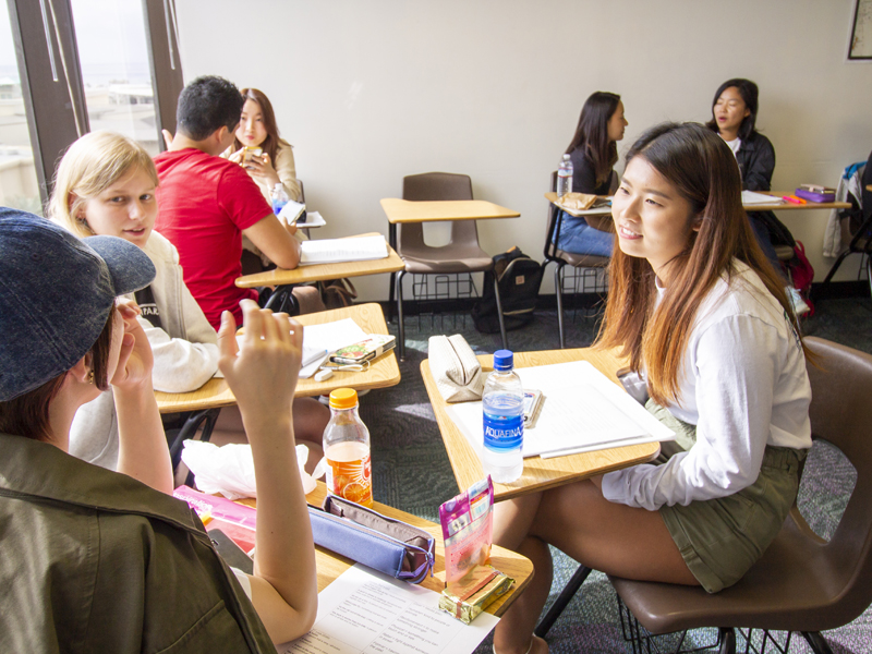 Englischunterricht in kleinen Gruppen an der Global Village Honolulu mit motivierten Schülern