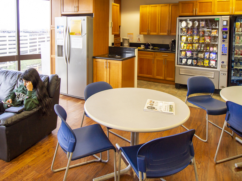 Aufenthaltsraum der Global Village Honolulu mit Snackautomaten, Küche und Sitzbereich für Sprachschüler