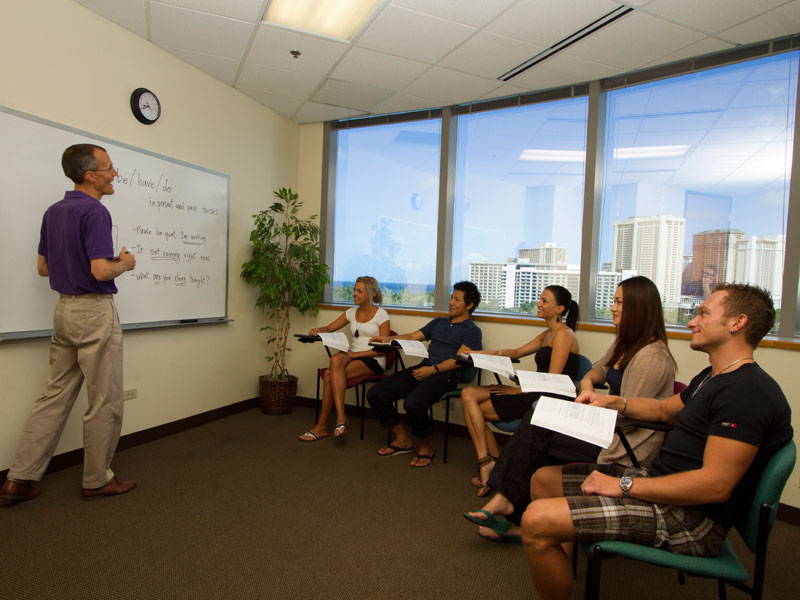 Unterricht mit Panoramablick über Honolulu in der IIE Sprachschule auf Hawaii