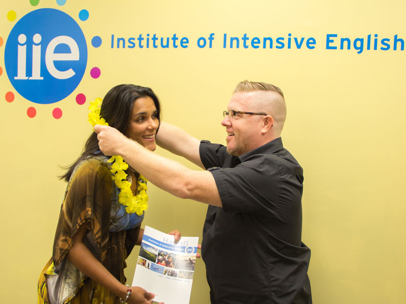 Begrüßung einer neuen Sprachschülerin an der IIE Honolulu mit typischem hawaiianischem Lei 