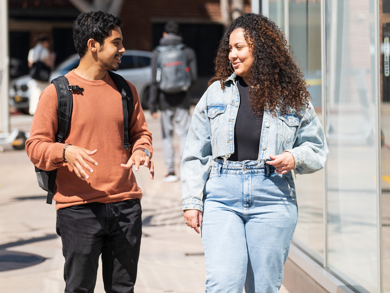 Sprachschüler im Gespräch vor der Kaplan Los Angeles Sprachschule