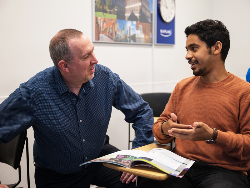 Lehrer und Sprachschüler im Unterricht an der Kaplan Los Angeles Sprachschule