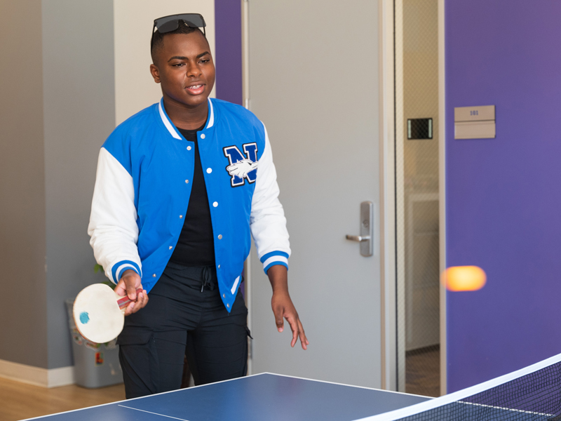 Sprachschüler spielt Tischtennis im Freizeitbereich der Kaplan Los Angeles Sprachschule