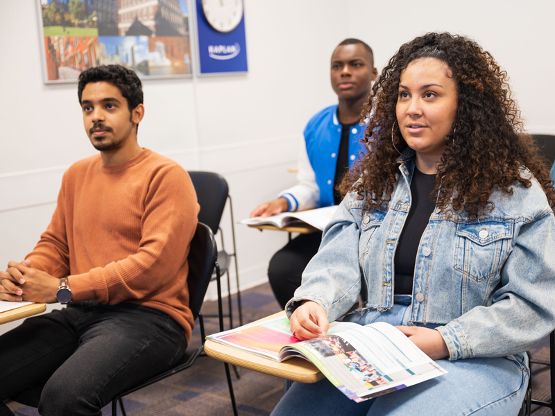 Sprachschüler im Klassenzimmer der Kaplan Los Angeles Sprachschule beim Englischunterricht