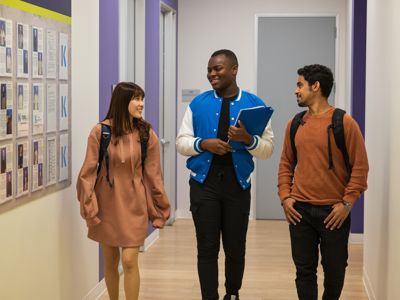 Drei Sprachschüler unterhalten sich auf dem Flur der Kaplan Los Angeles Sprachschule