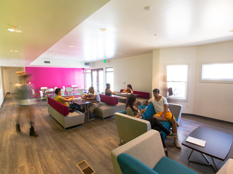 Aufenthaltsraum der Kings Los Angeles Sprachschule mit farbenfrohem Interieur und Studierenden