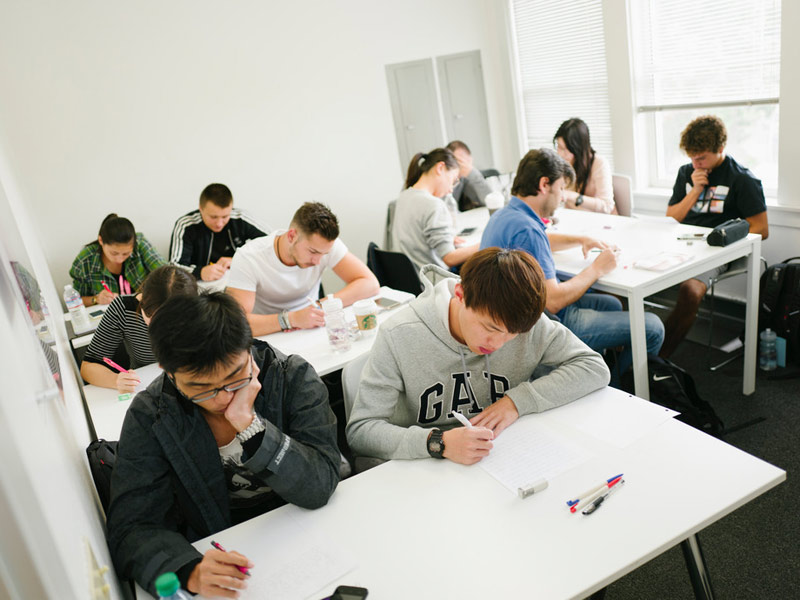 Englischunterricht an der Kings Los Angeles Sprachschule mit internationalen Sprachschülern