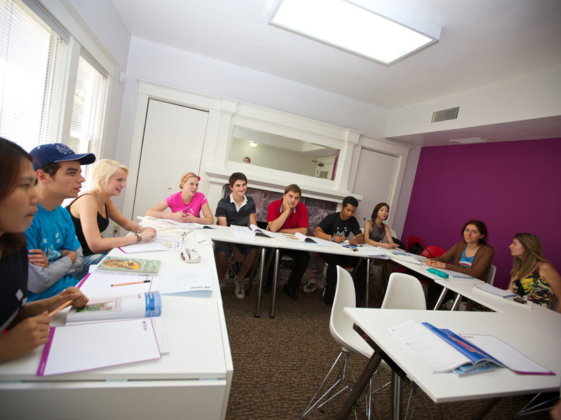 Klassenzimmer der Kings Los Angeles Sprachschule mit motivierten Sprachschülern