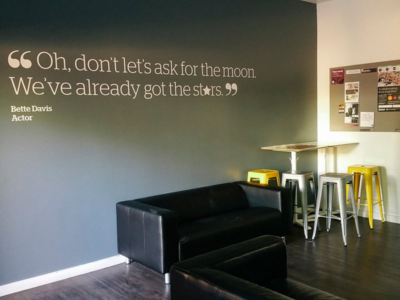 Lounge-Bereich der Kings Los Angeles Sprachschule mit Wandzitat und Sitzgelegenheiten