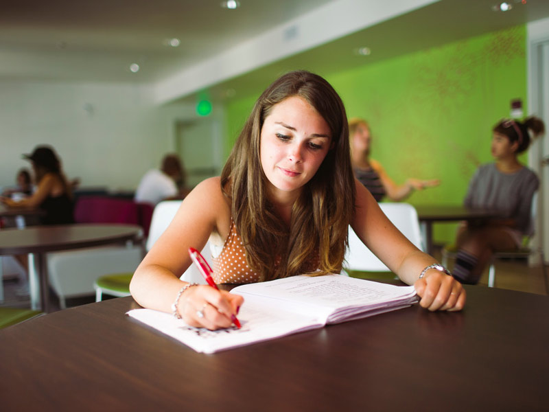 Sprachschülerin beim Lernen in der Lounge der Kings Los Angeles Sprachschule