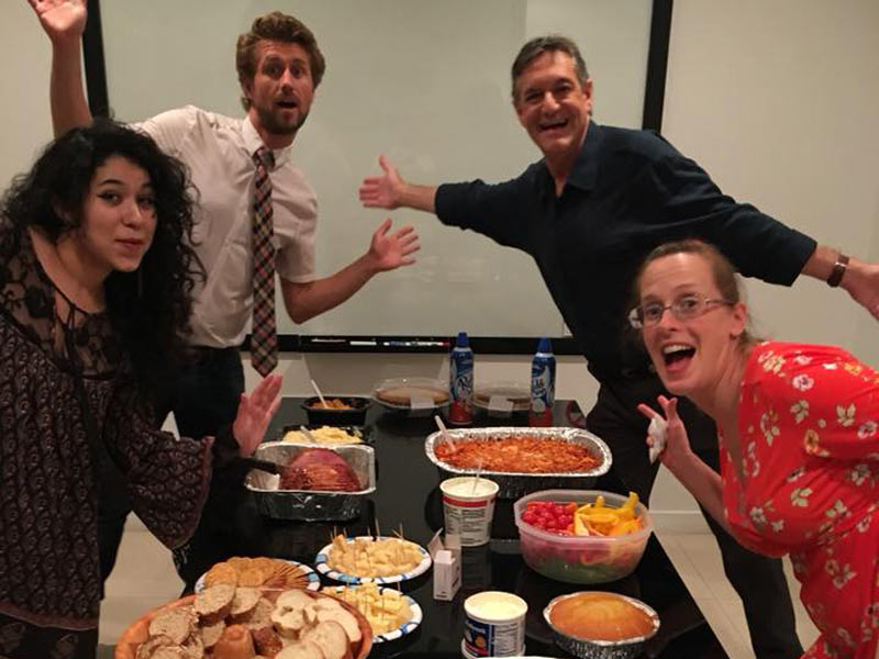 Lehrkräfte und Sprachschüler bei einem gemeinsamen Essen in der OHC Miami Sprachschule