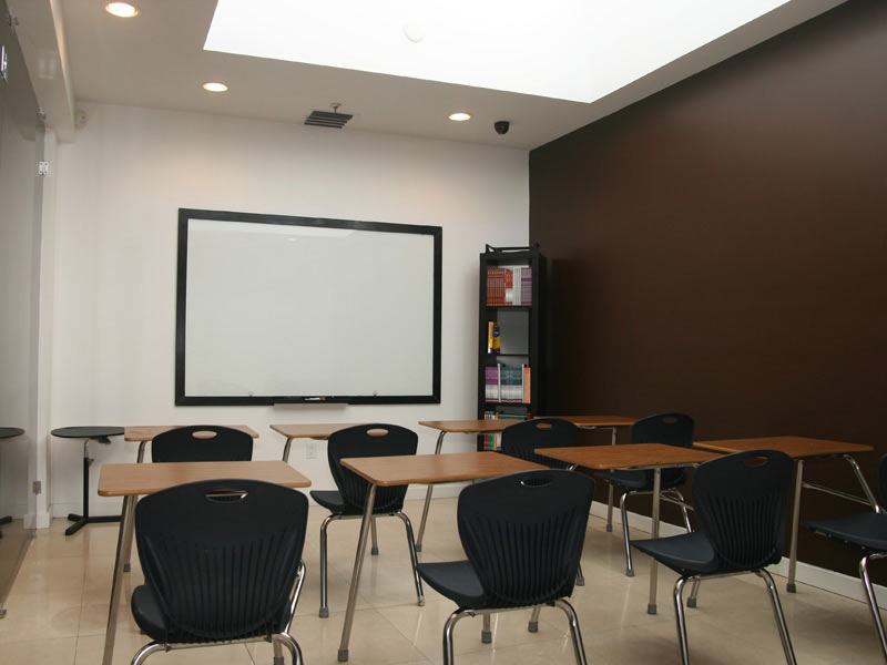Modernes Klassenzimmer der OHC Miami Sprachschule mit Tischen und Whiteboard