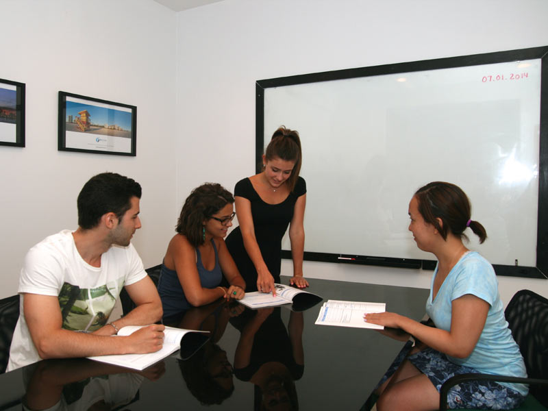 Kleine Lerngruppe im Unterricht an der OHC Miami Sprachschule