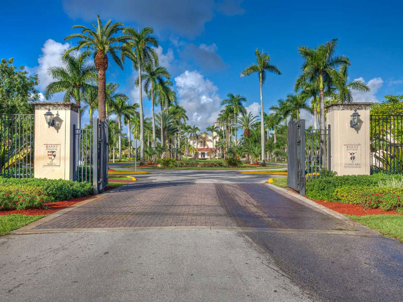 Eingang zu einem palmengesäumten Campus des TLA Miami Junior Programms.